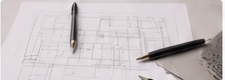 Apgaismojuma projekta rasējums ar pildspalvām uz galda